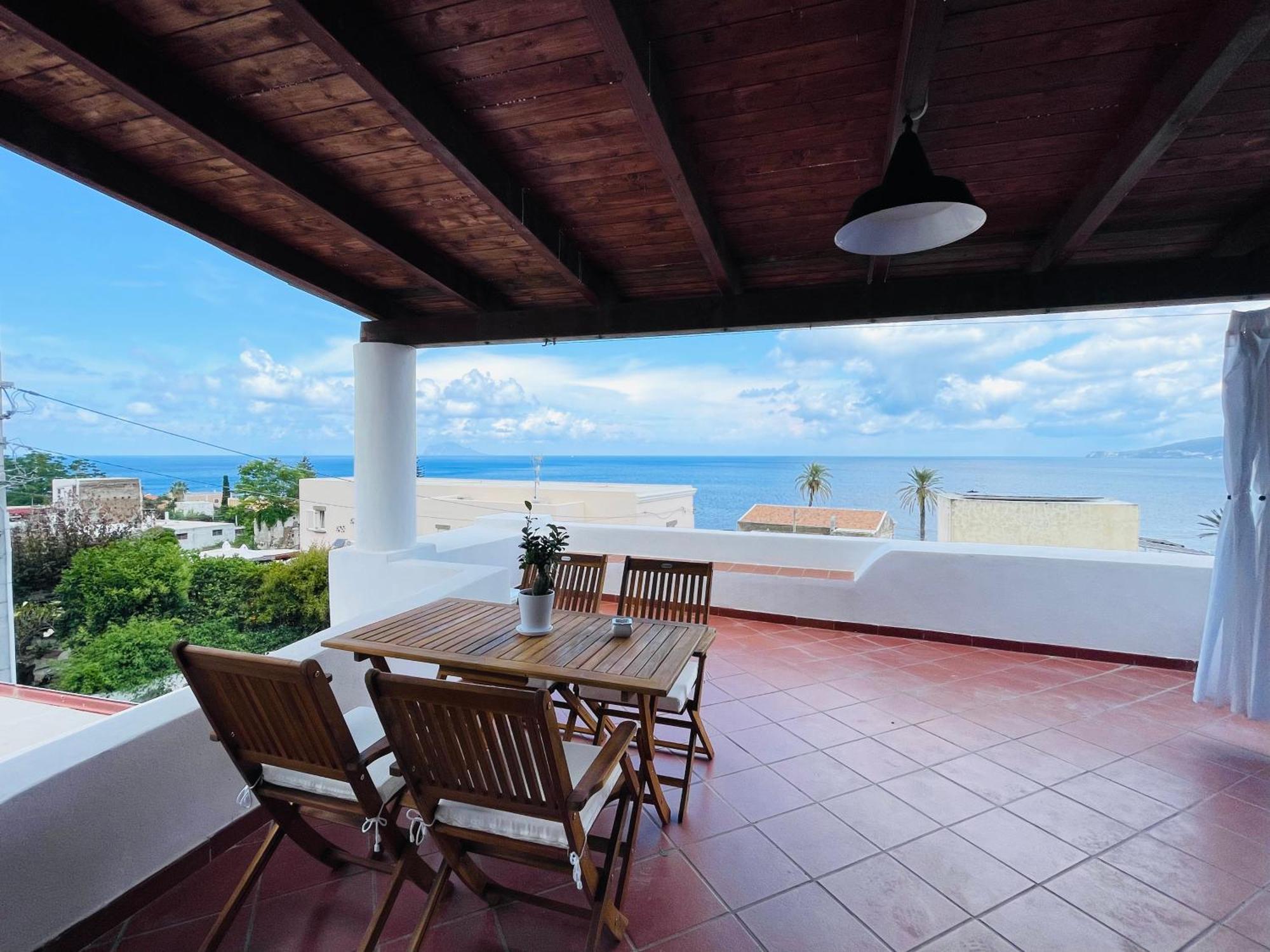 Villa Margherita - Appartamenti A Due Passi Dal Corso Di Santa Marina Salina A 100 Mt Dalla Spiaggia Esterno foto